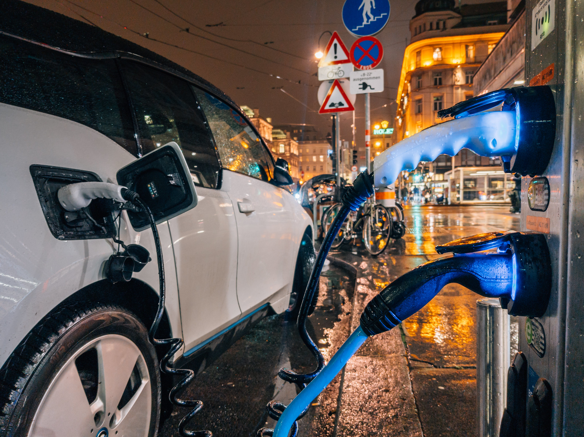 202409_Electric-car-charging-nighttime_Ivan-Radic_Flickr